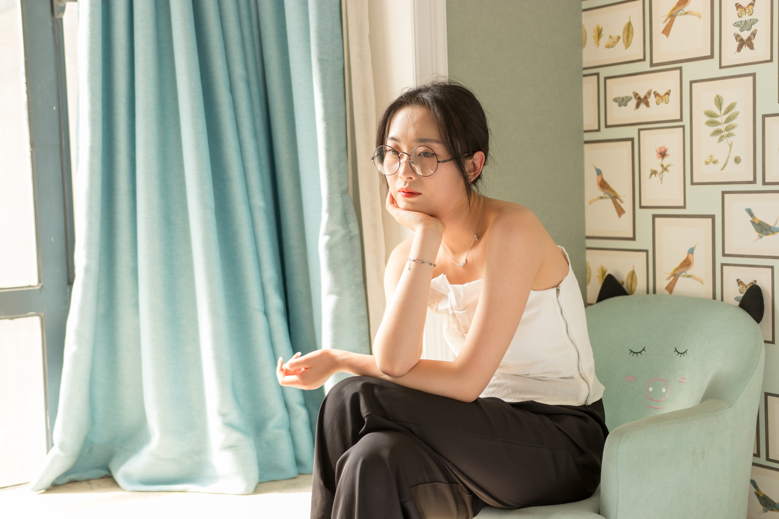 眼鏡妹子看上去就是騷