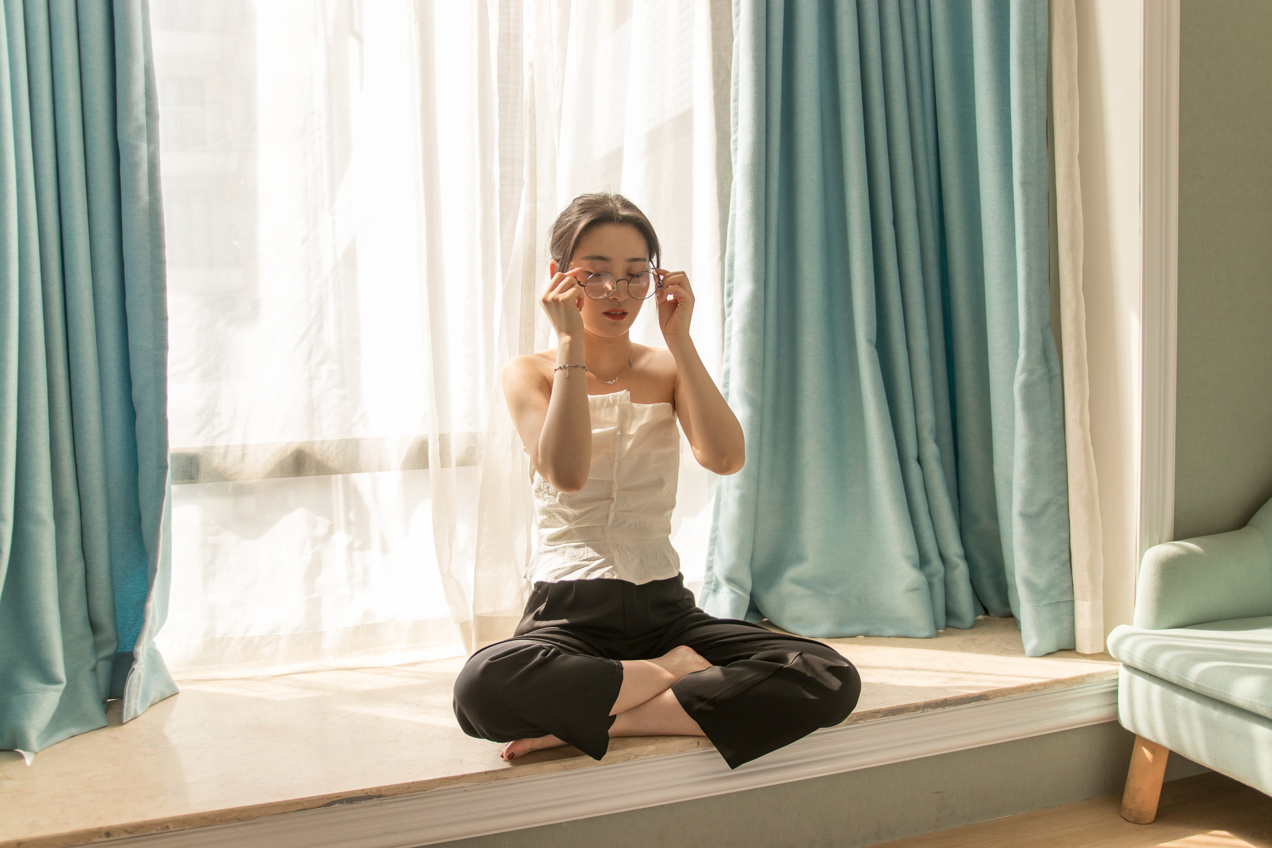 眼鏡妹子看上去就是騷