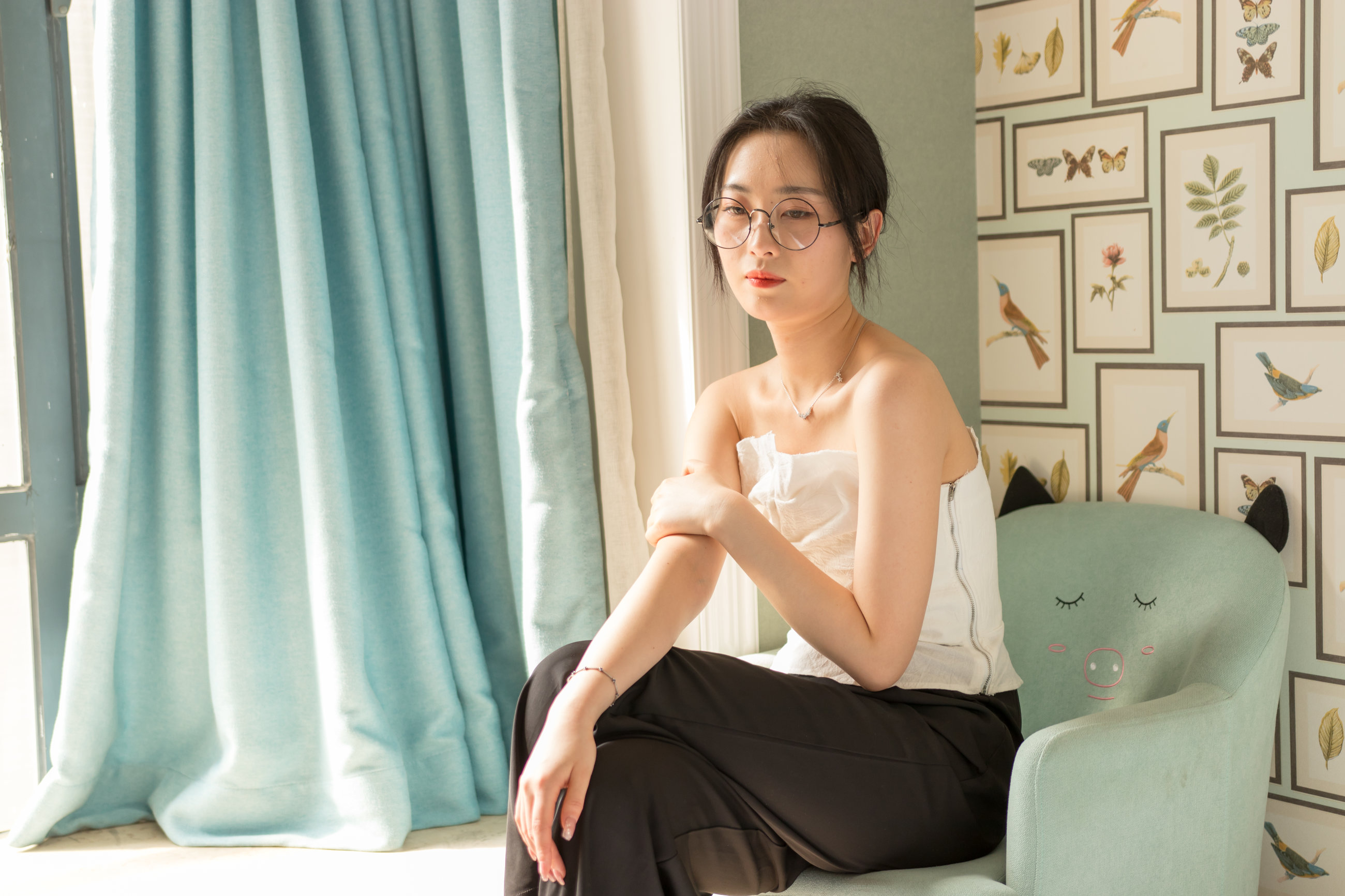眼鏡妹子看上去就是騷