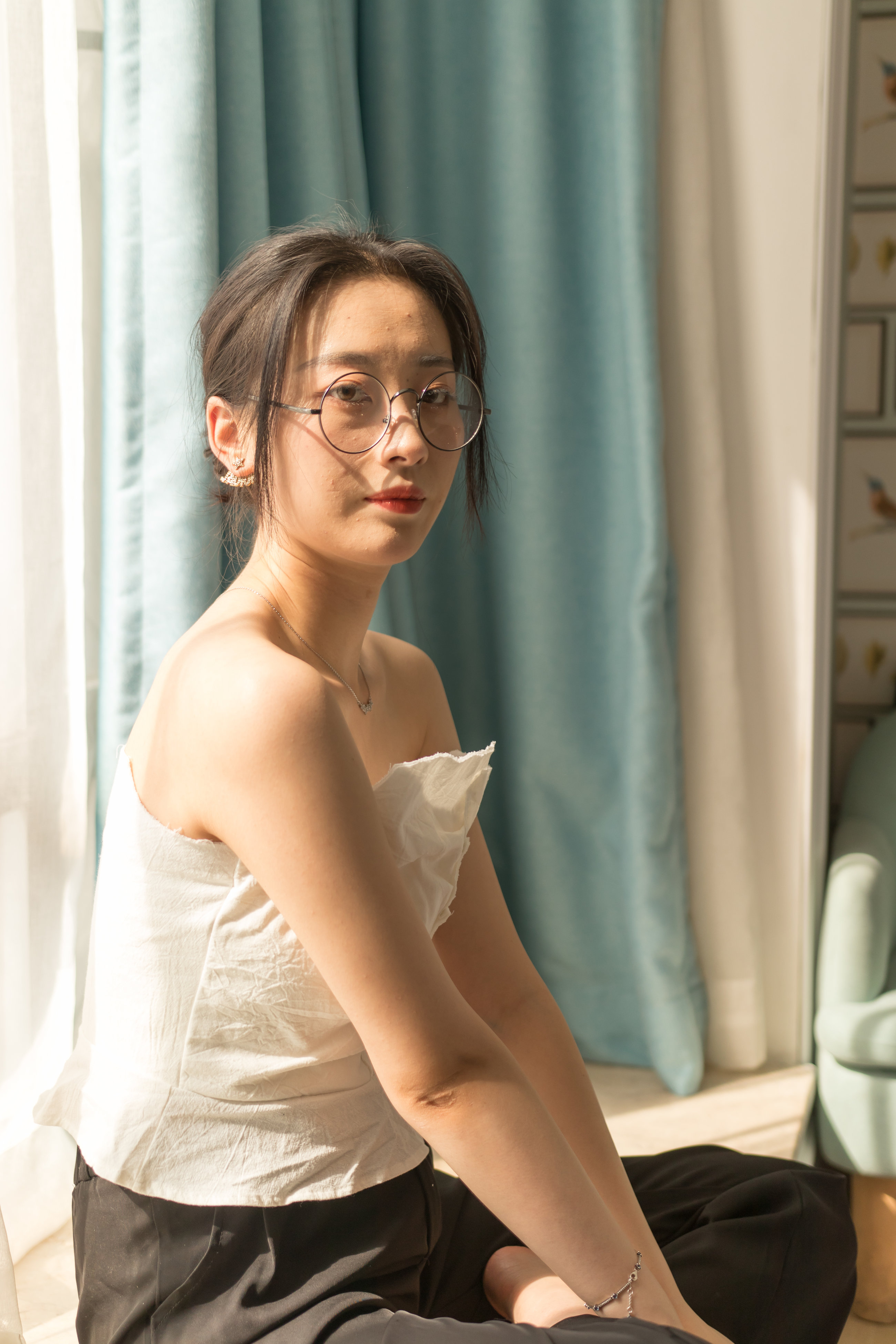 眼鏡妹子看上去就是騷