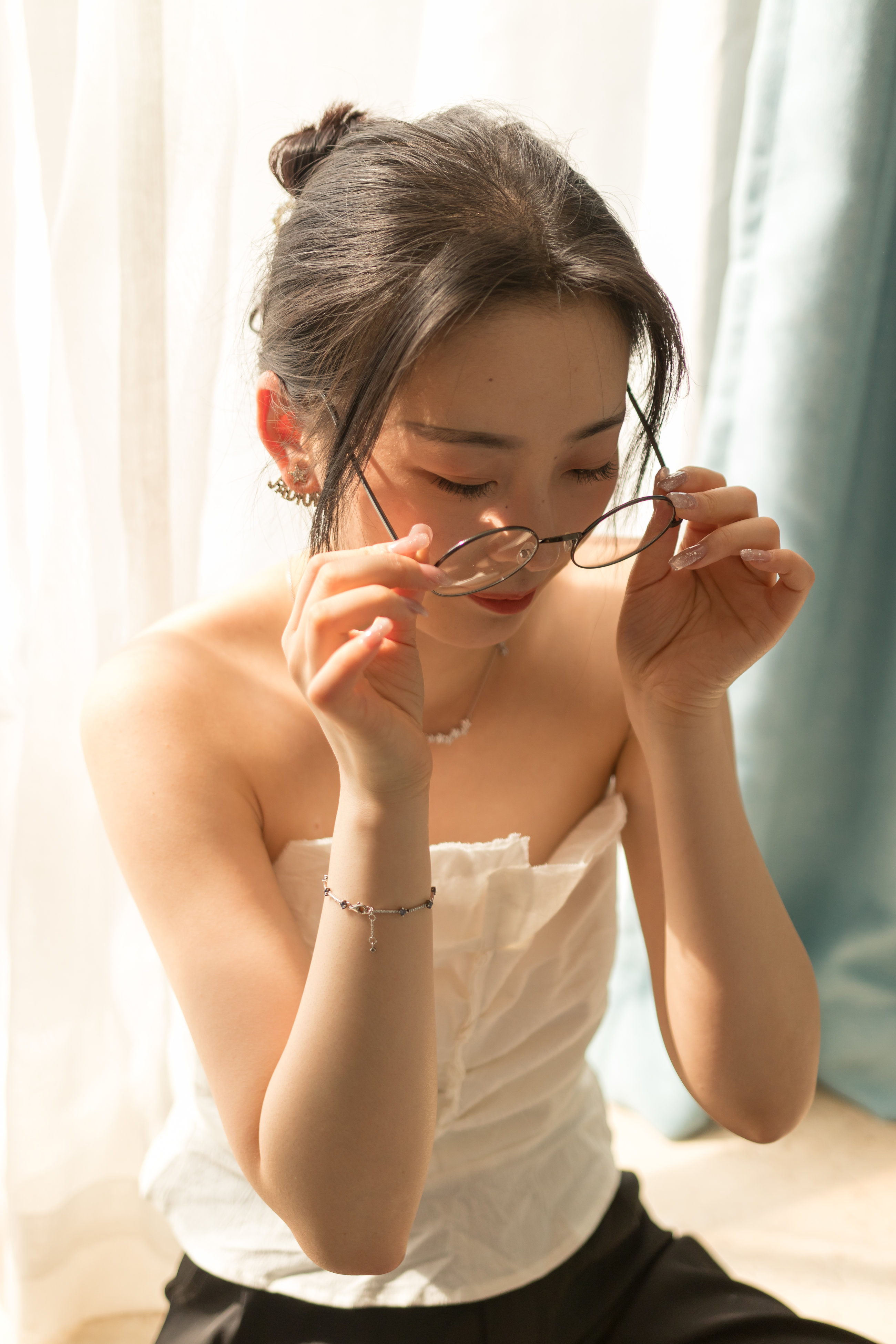 眼鏡妹子看上去就是騷