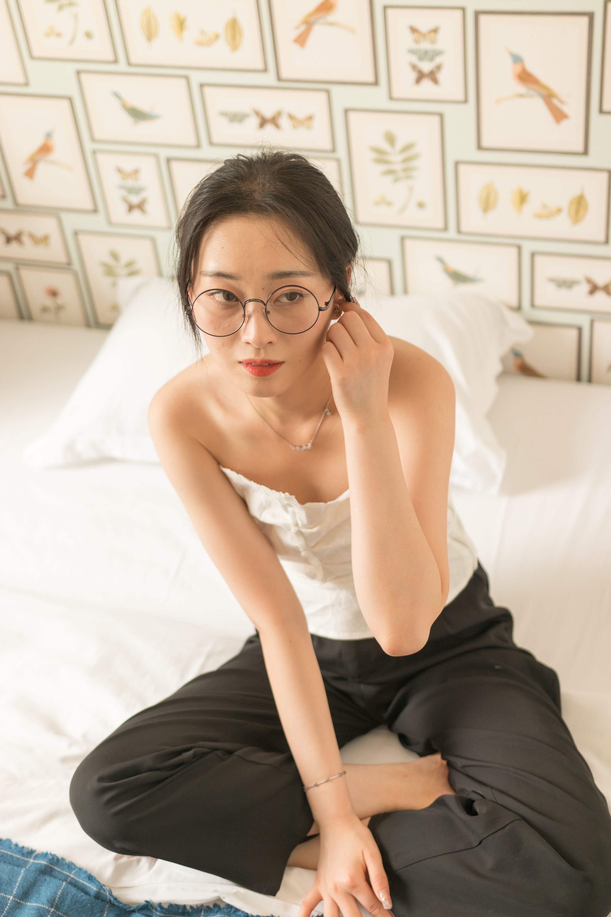 眼鏡妹子看上去就是騷
