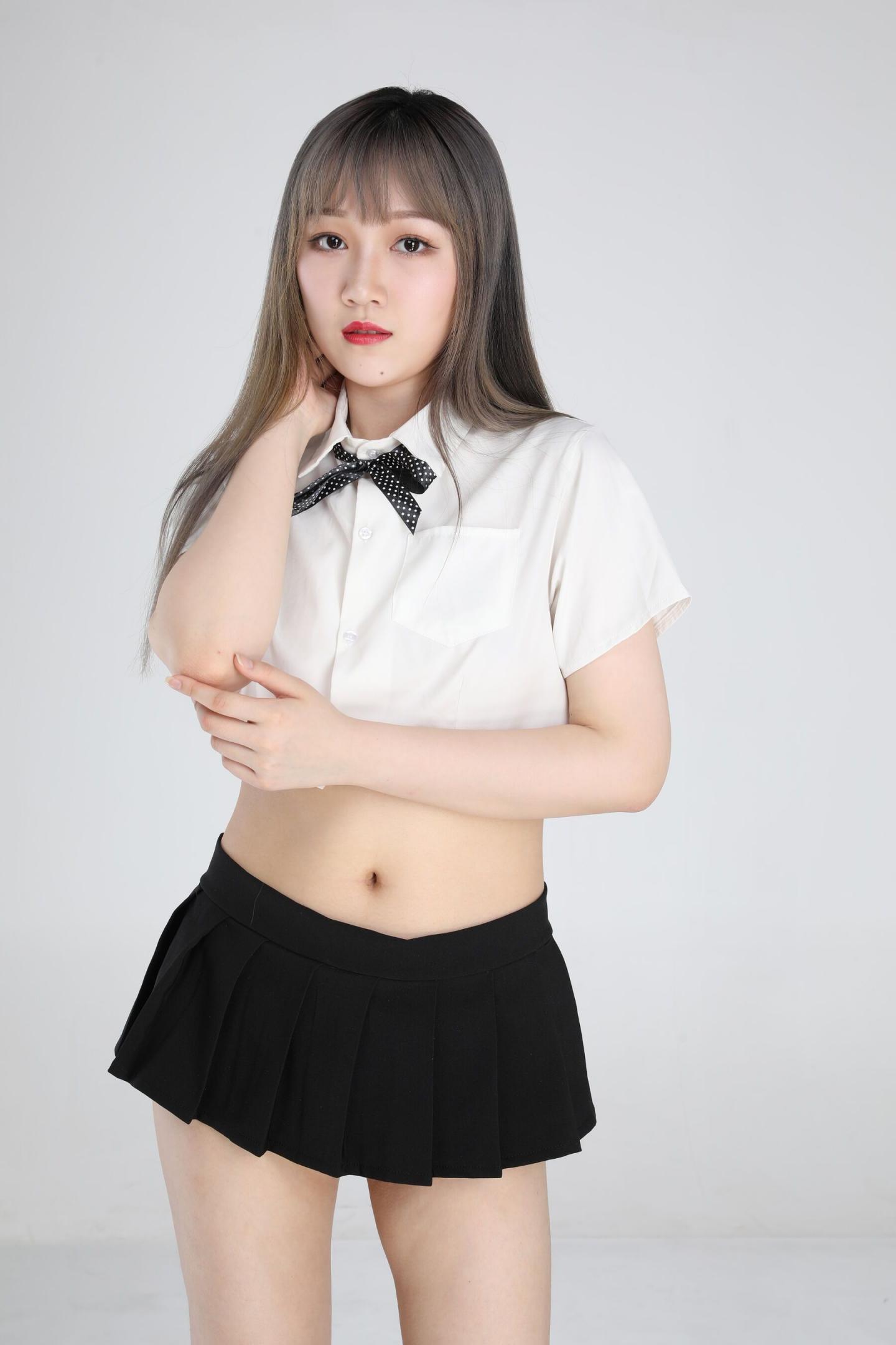 超級白嫩的圓臉小姐姐