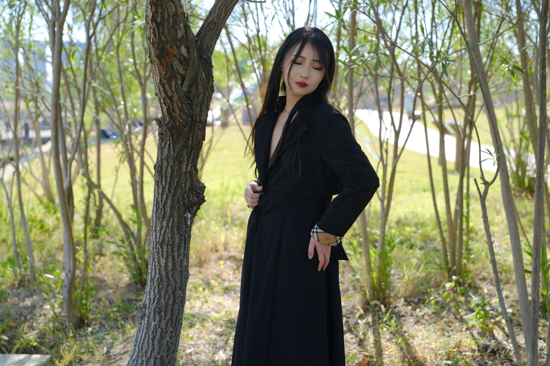 小樹林里美妙的少婦
