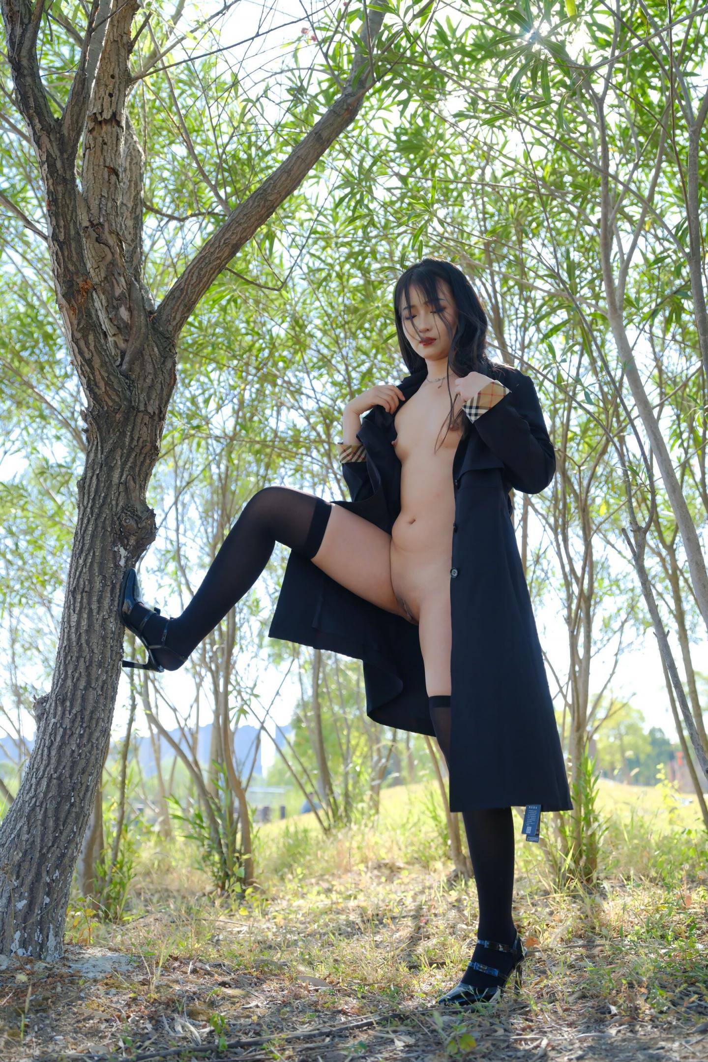 小樹林里美妙的少婦