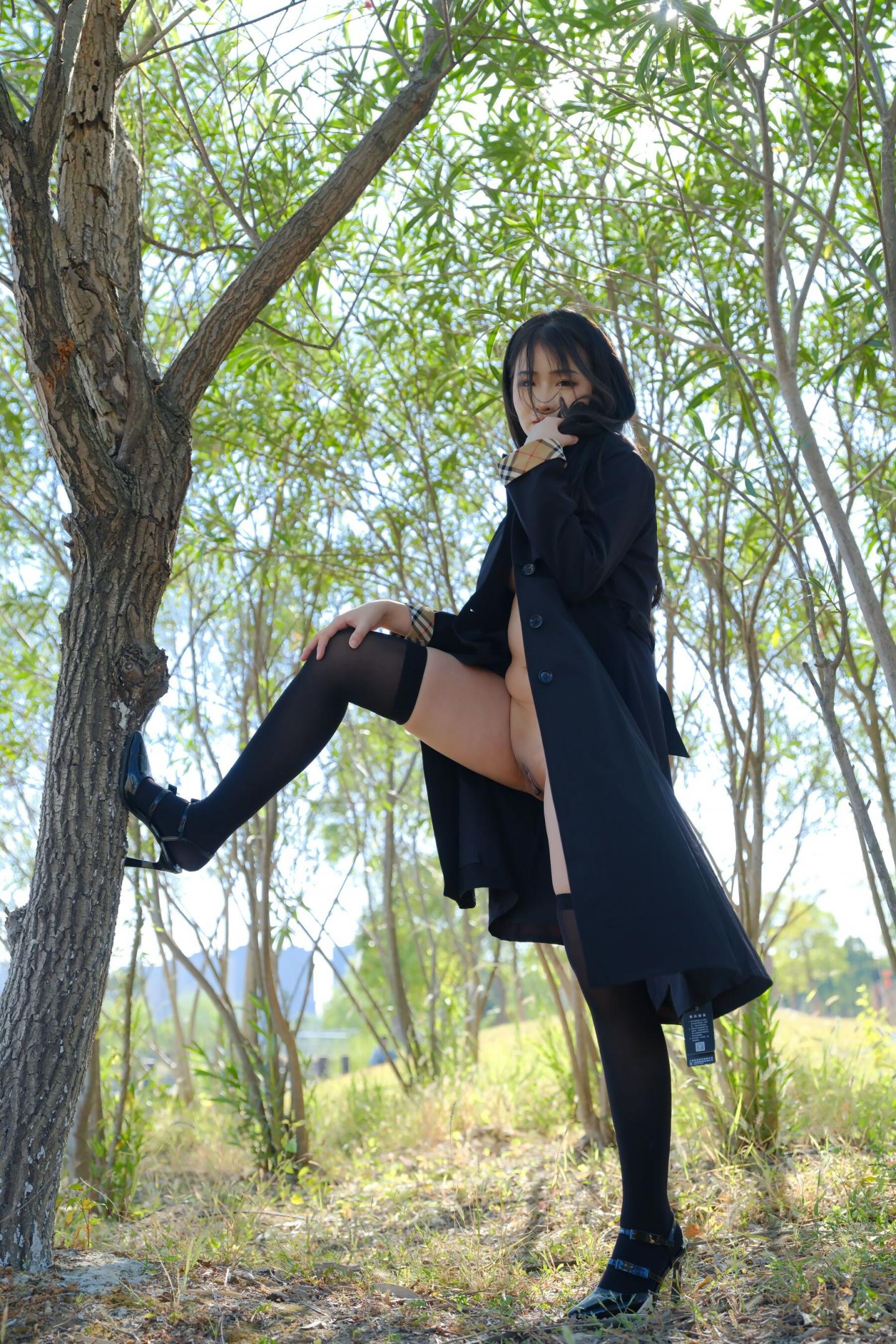 小樹林里美妙的少婦