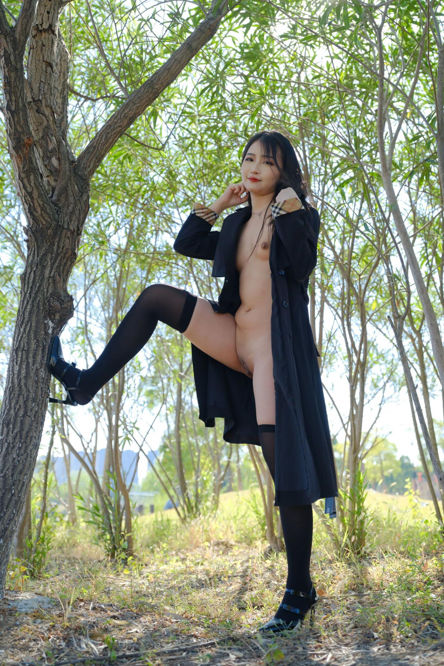 小樹林里美妙的少婦