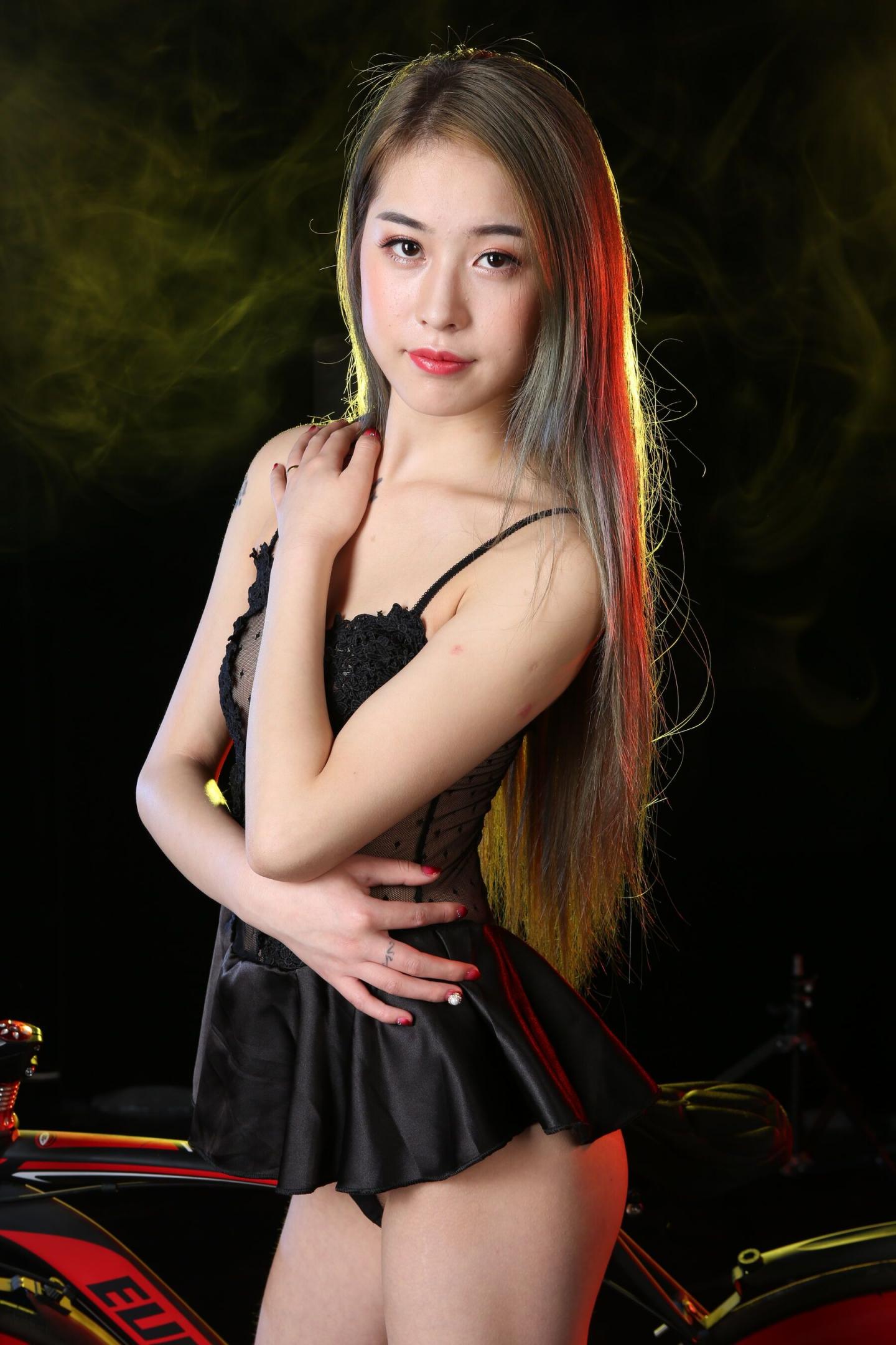 這少婦看上去還挺騷的
