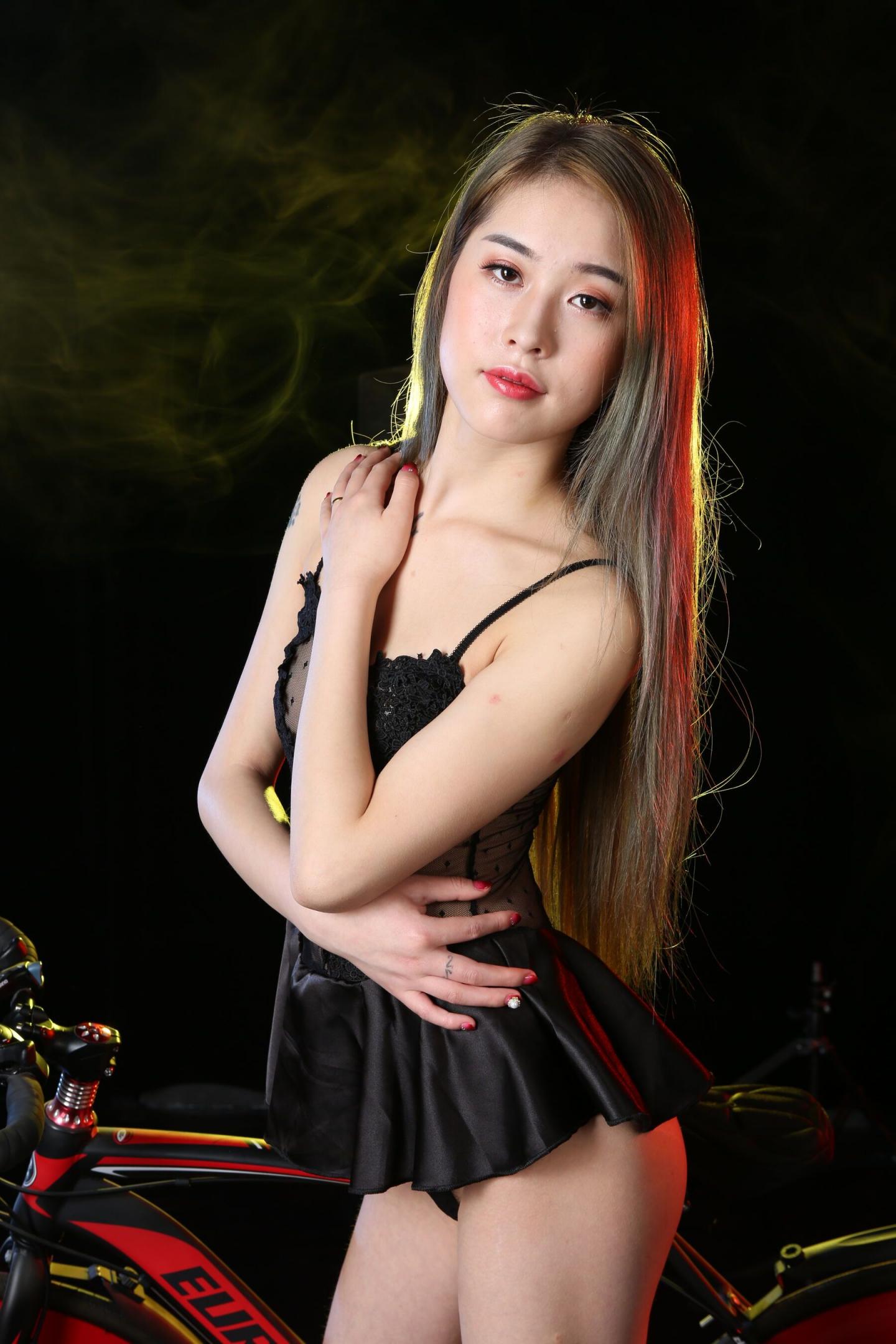 這少婦看上去還挺騷的