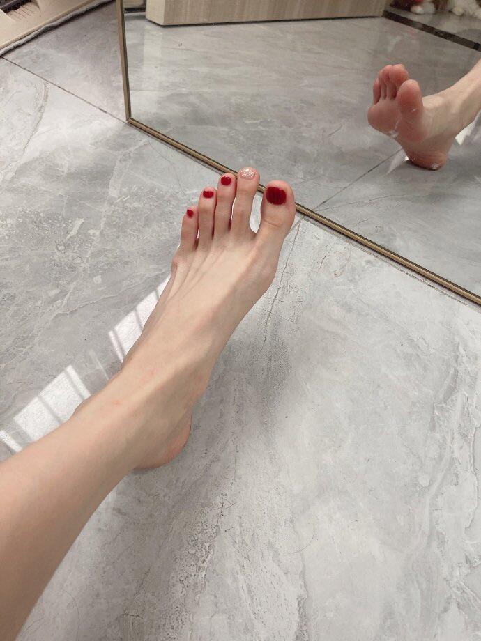 細(xì)細(xì)腳踝，軟嫩白皙的玉足，是不是你的菜