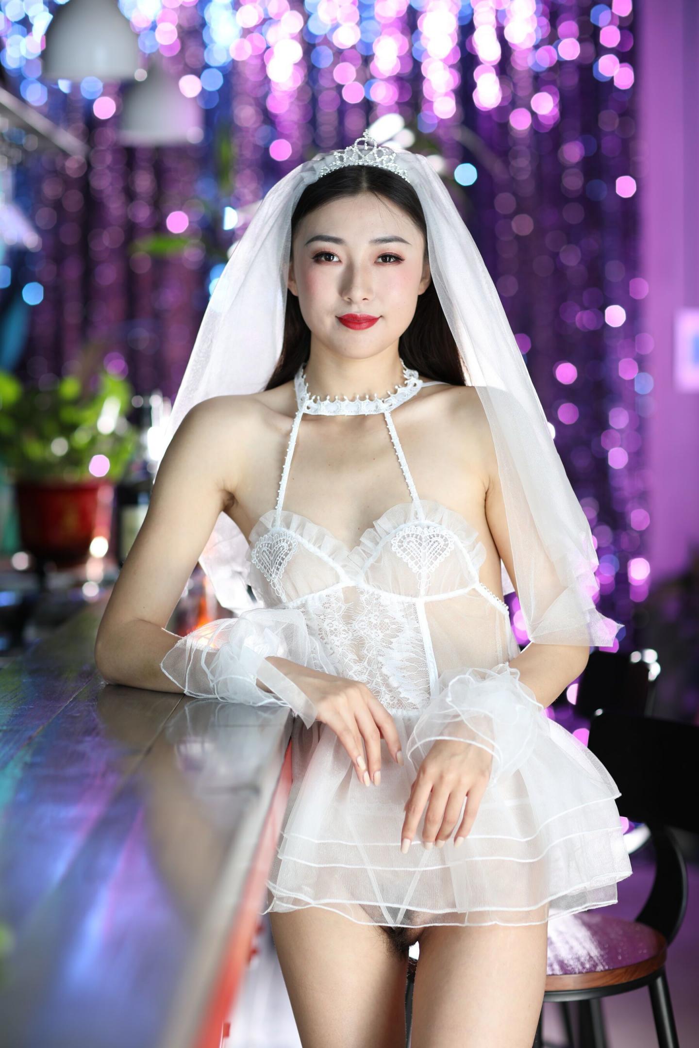 情趣白紗與極品騷妹子真是配