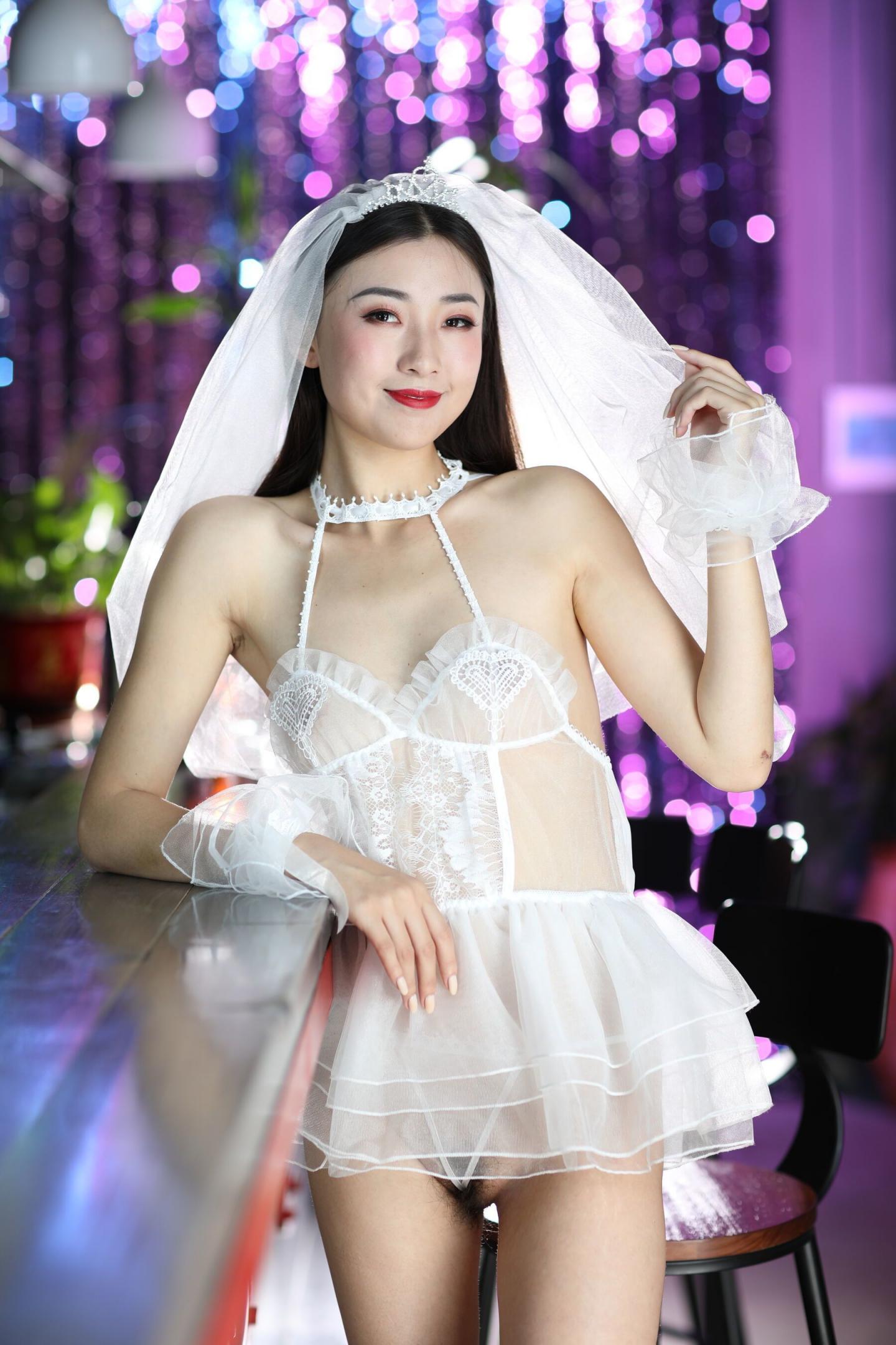 情趣白紗與極品騷妹子真是配