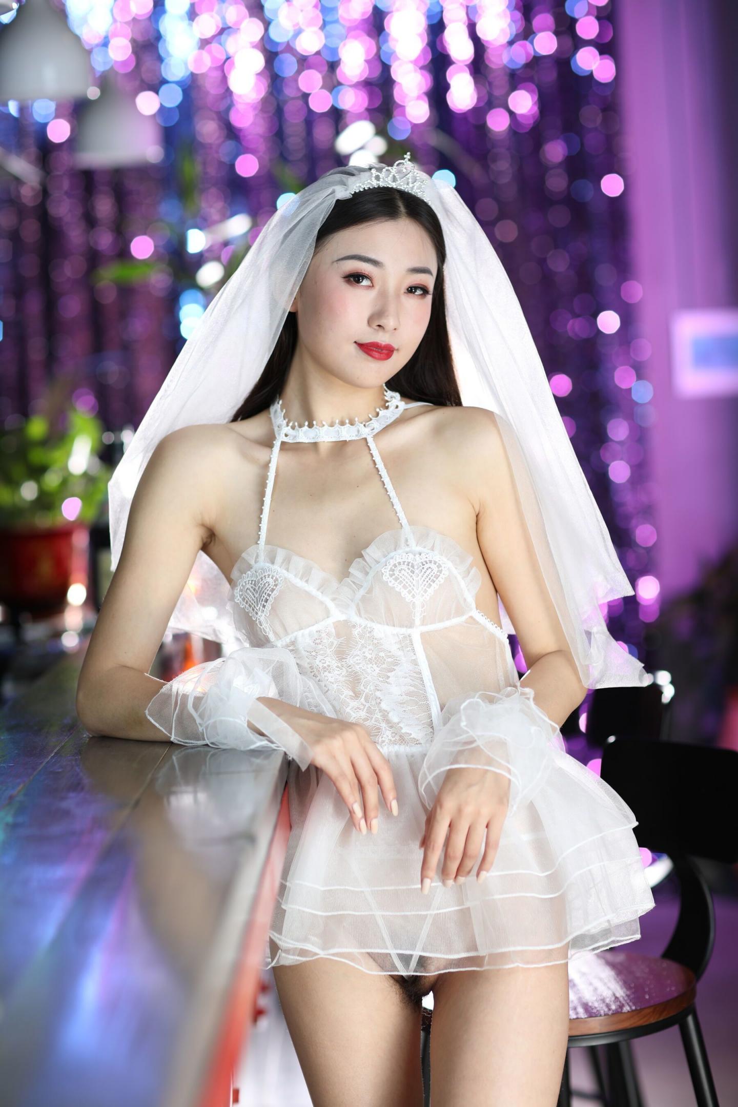 情趣白紗與極品騷妹子真是配
