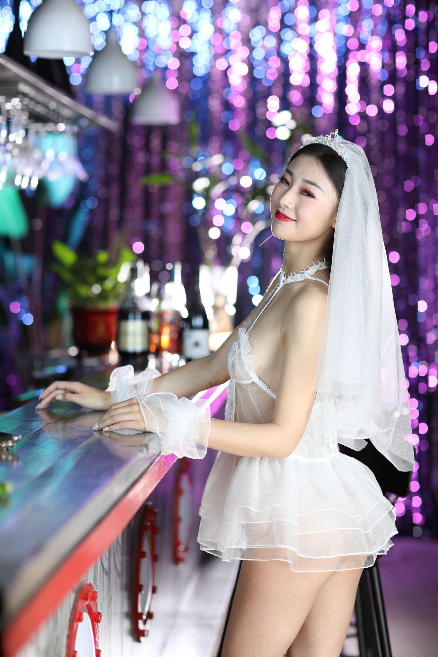 情趣白紗與極品騷妹子真是配