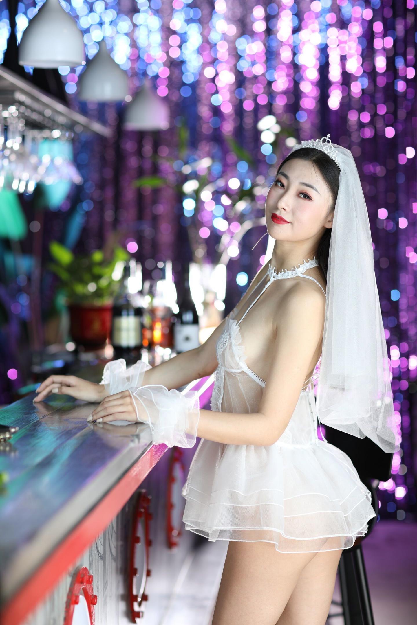 情趣白紗與極品騷妹子真是配