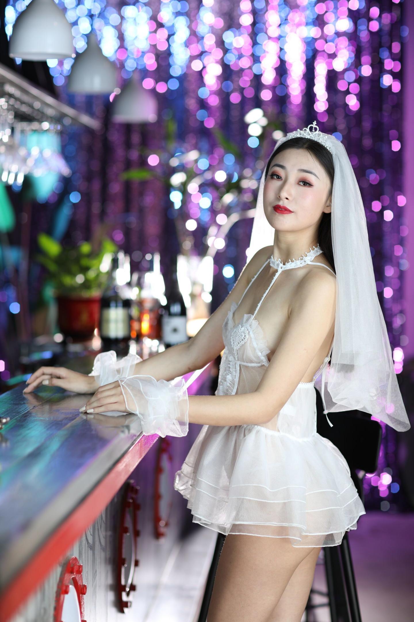 情趣白紗與極品騷妹子真是配