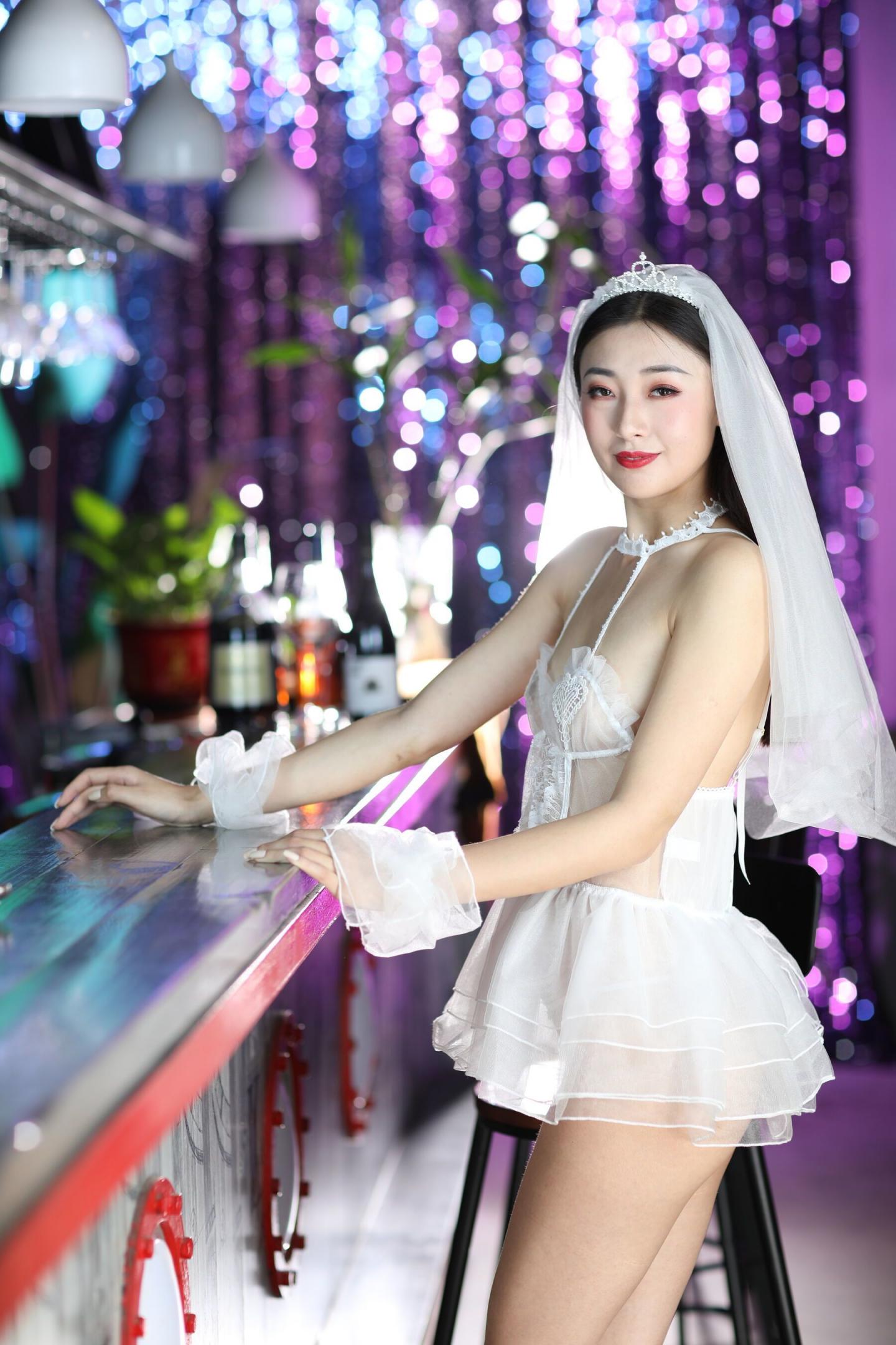 情趣白紗與極品騷妹子真是配