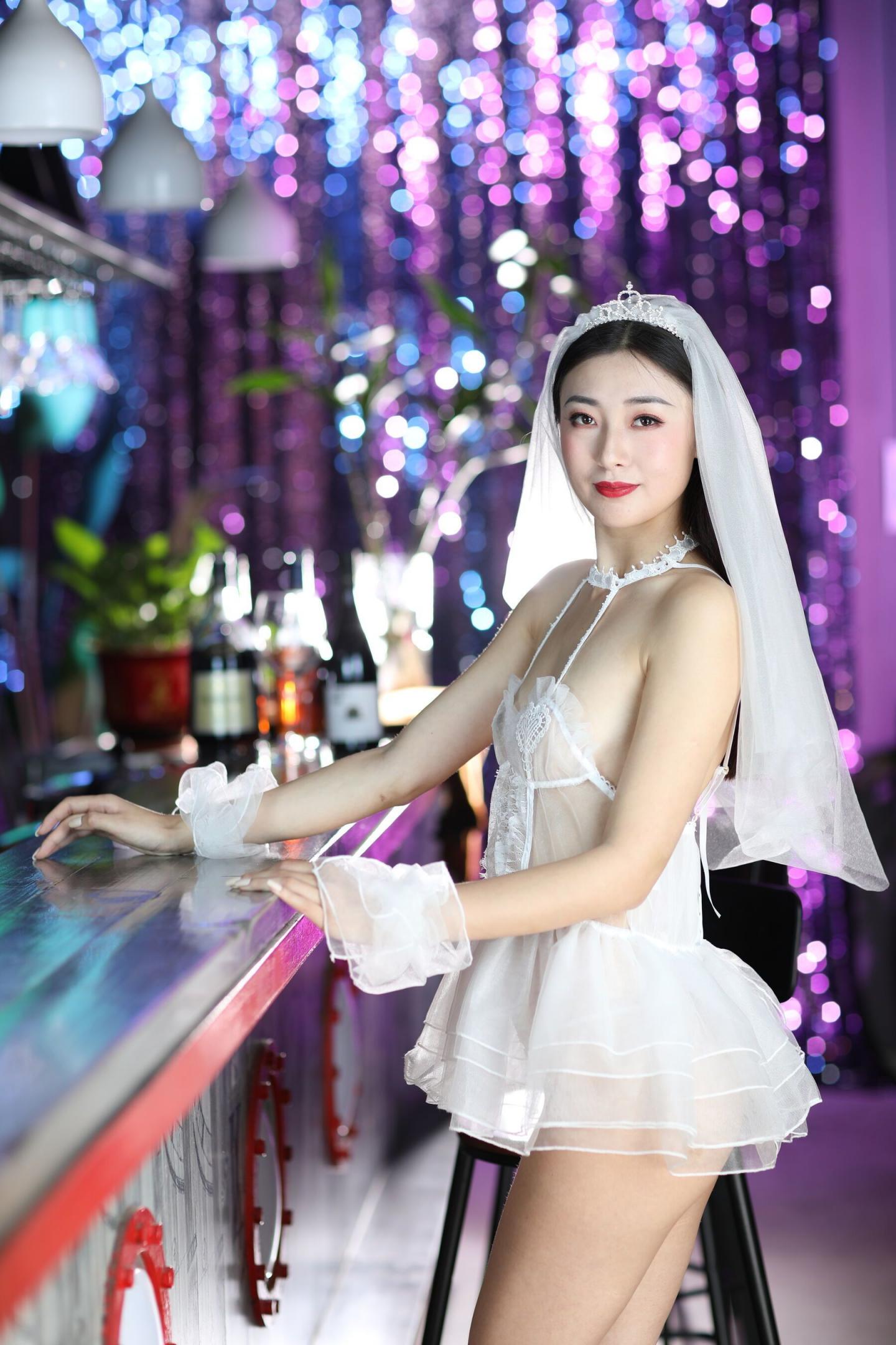 情趣白紗與極品騷妹子真是配
