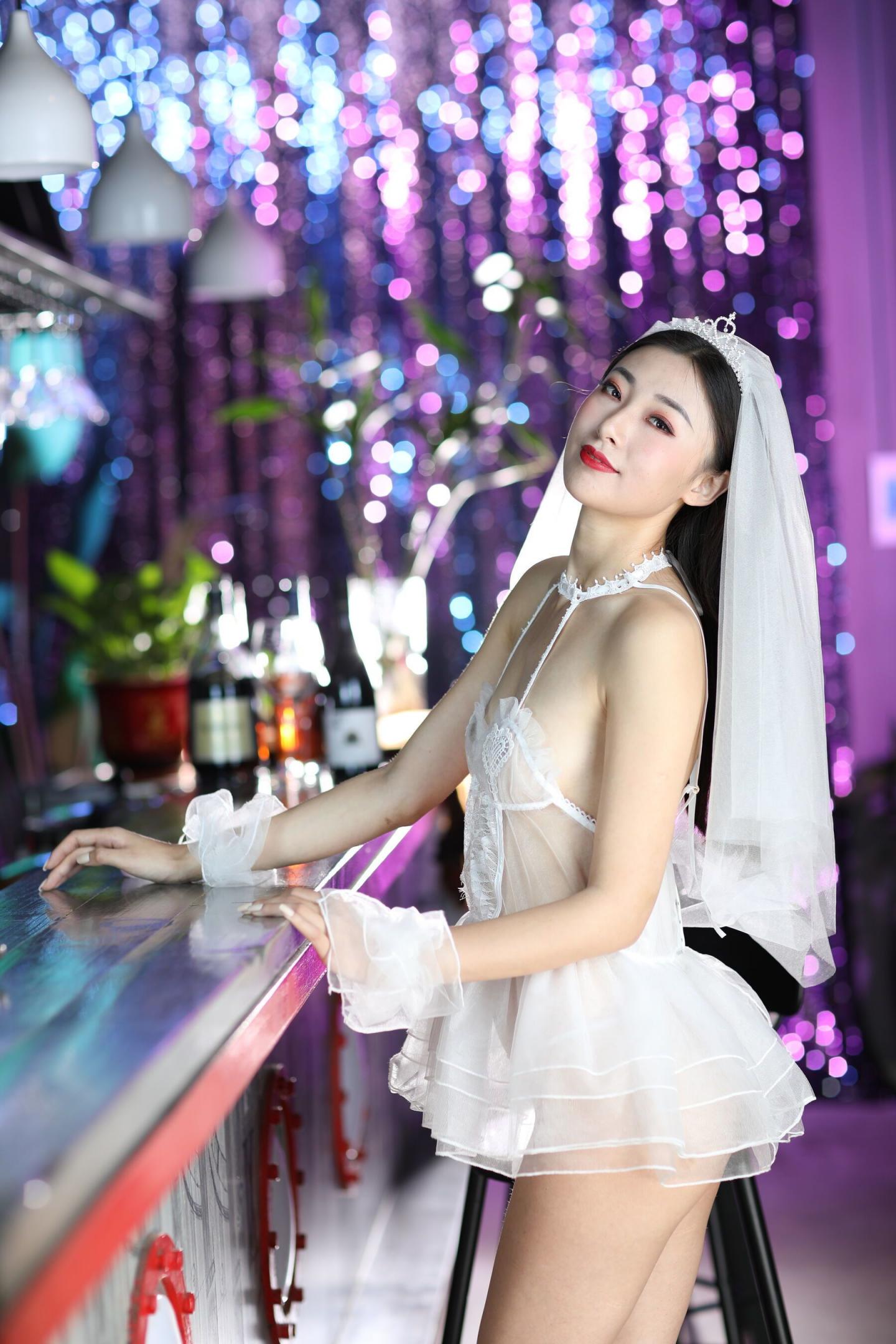 情趣白紗與極品騷妹子真是配