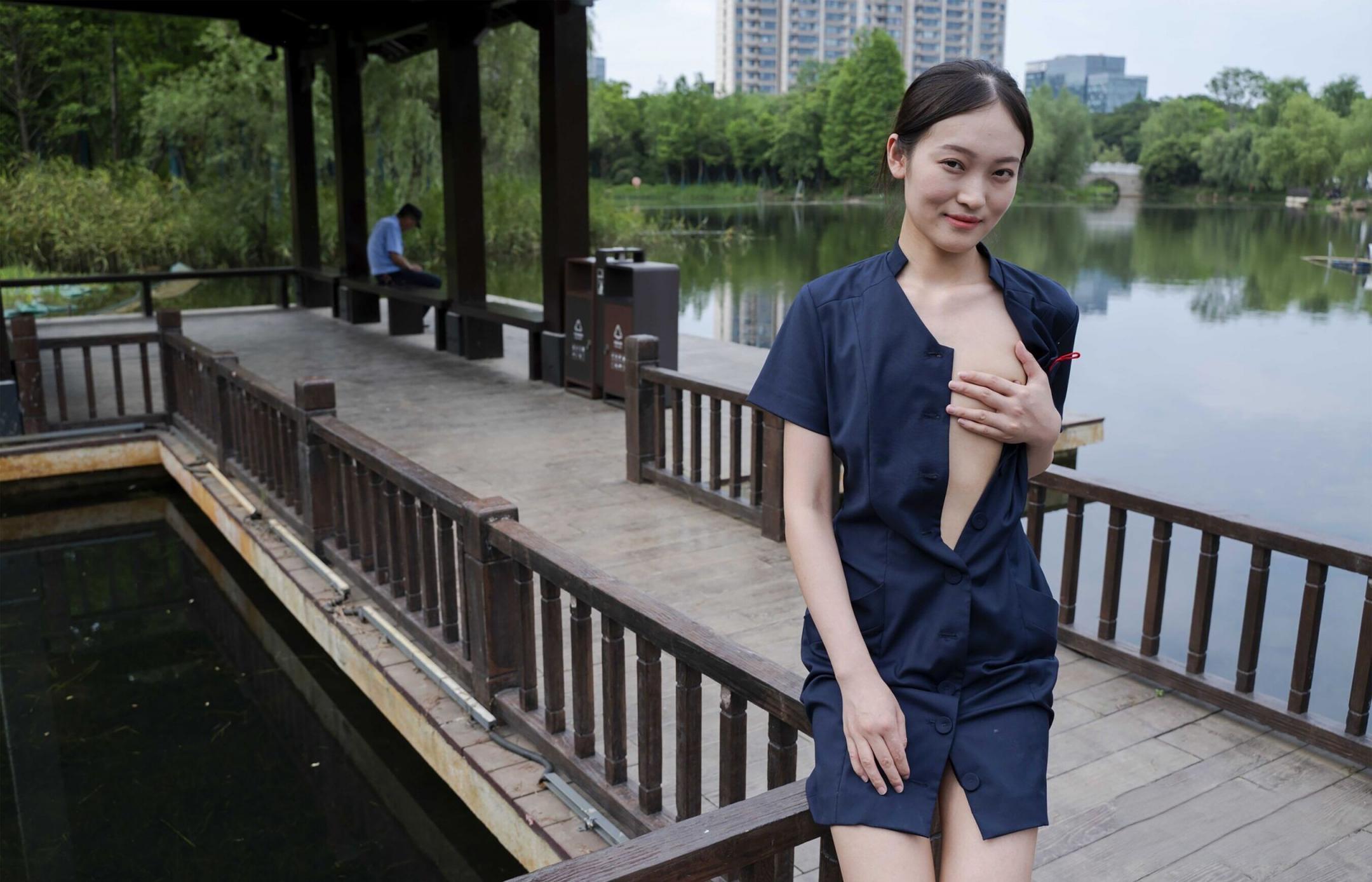 野外露出的妹子是真舒服