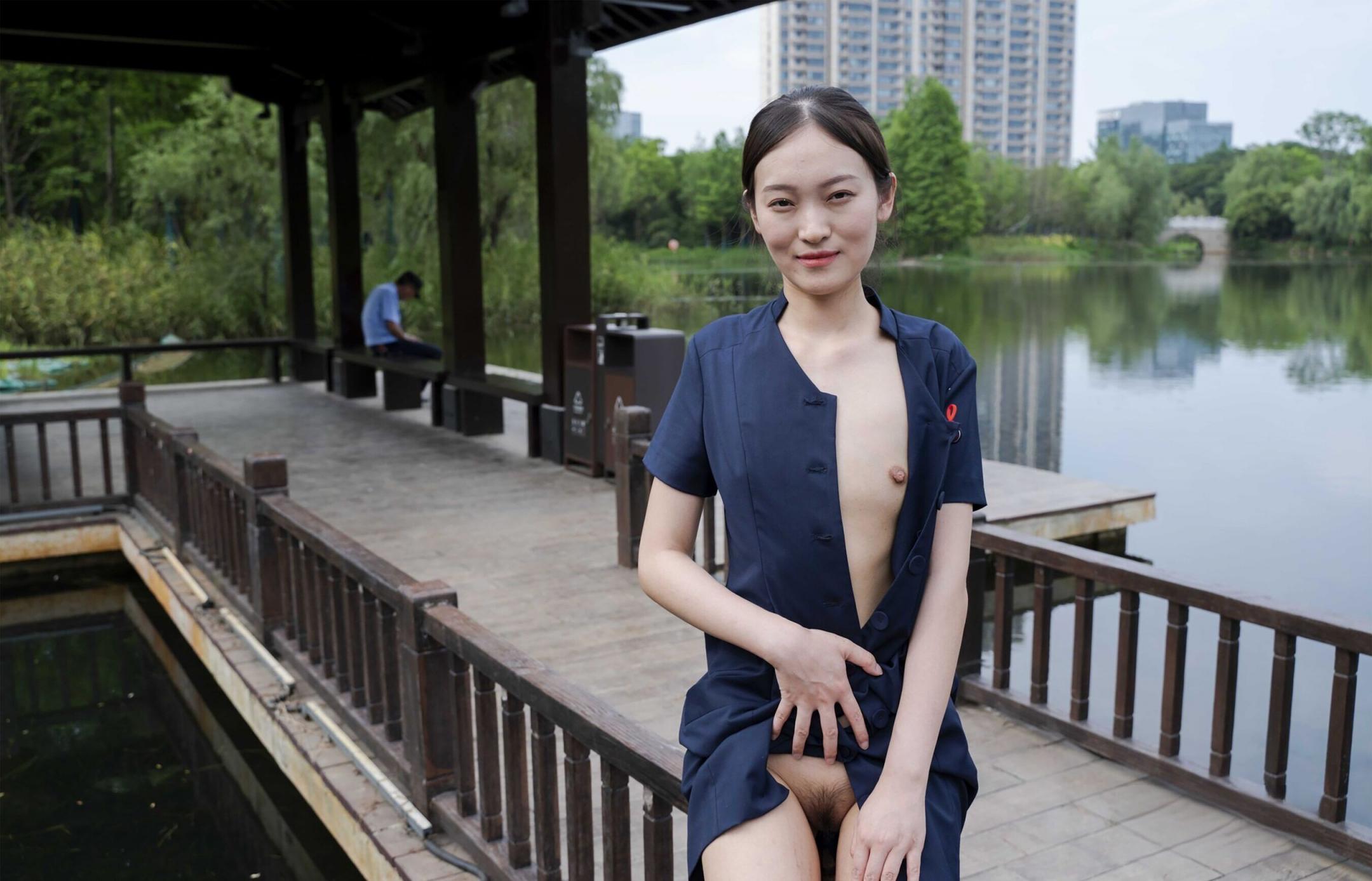 野外露出的妹子是真舒服