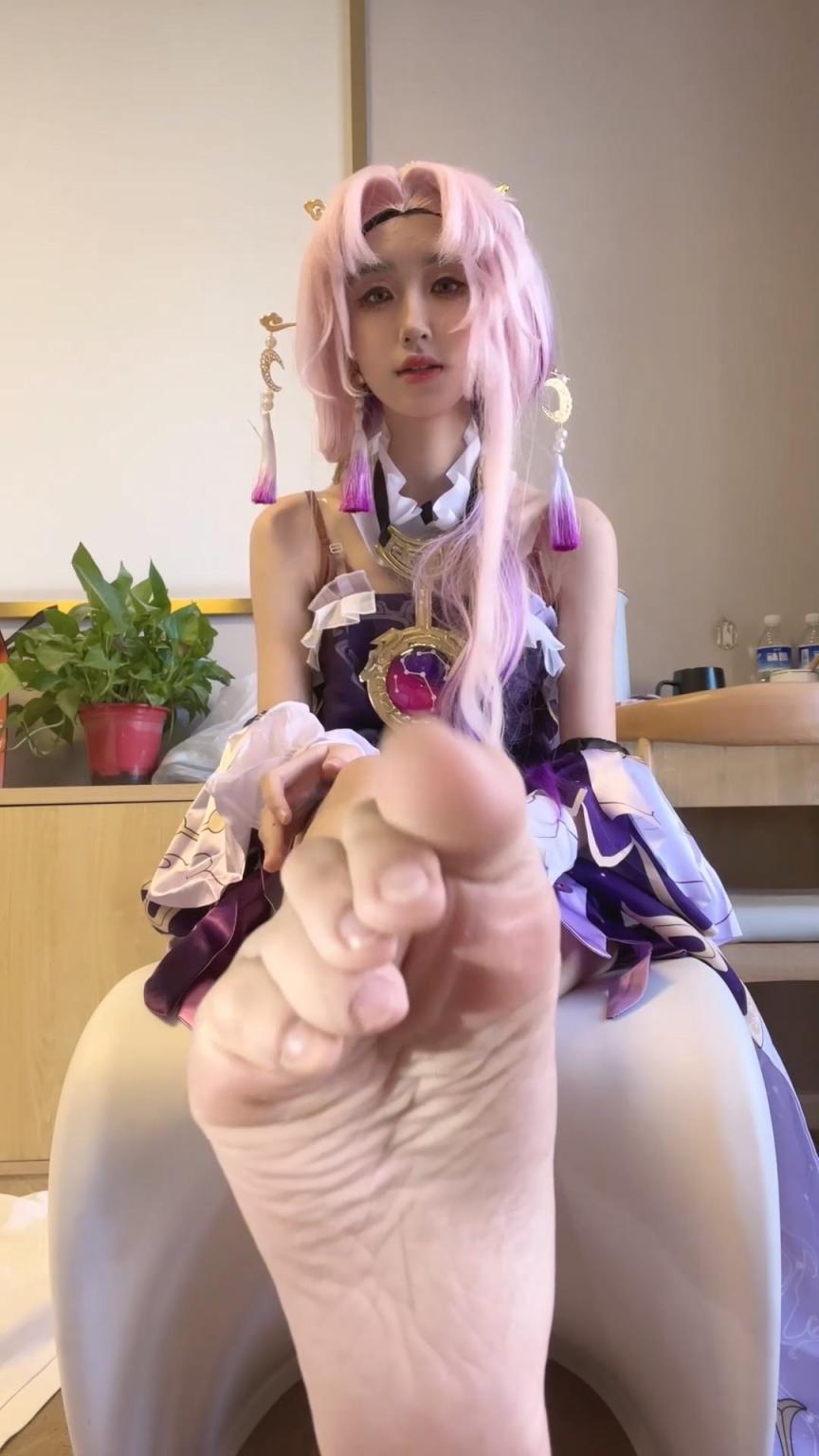 亂七八糟的一堆腳