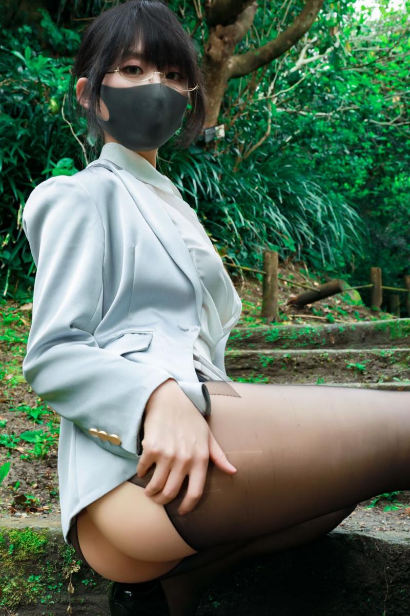 戶外露出的眼鏡黑絲OL