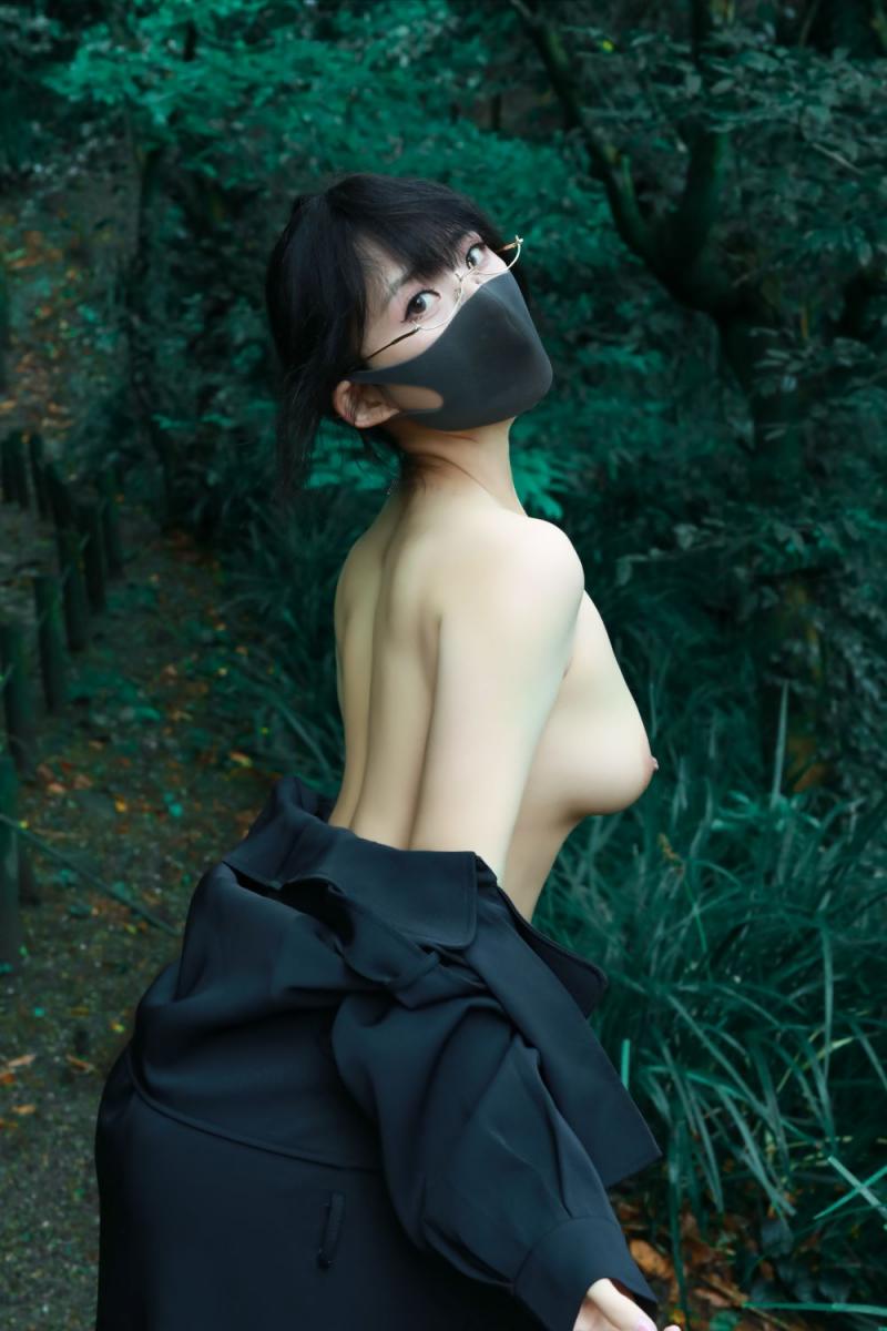 戶外露出的眼鏡黑絲OL