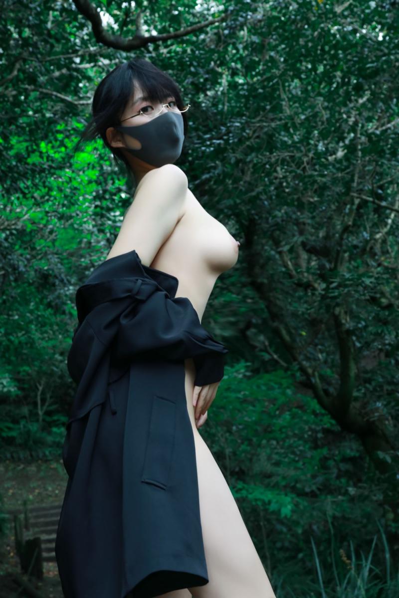 戶外露出的眼鏡黑絲OL