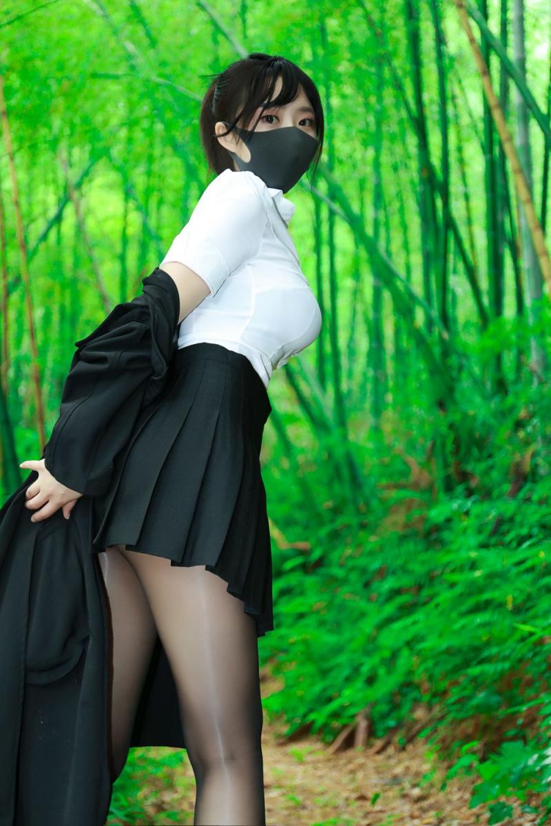 極品野外油亮絲襪妹子