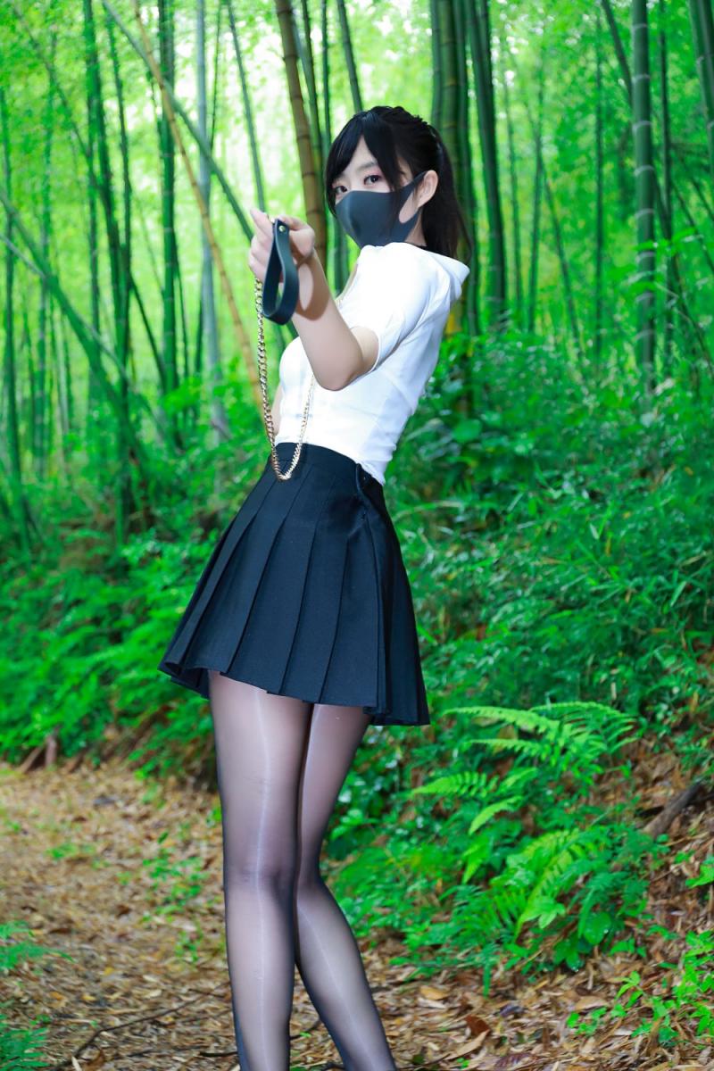 極品野外油亮絲襪妹子
