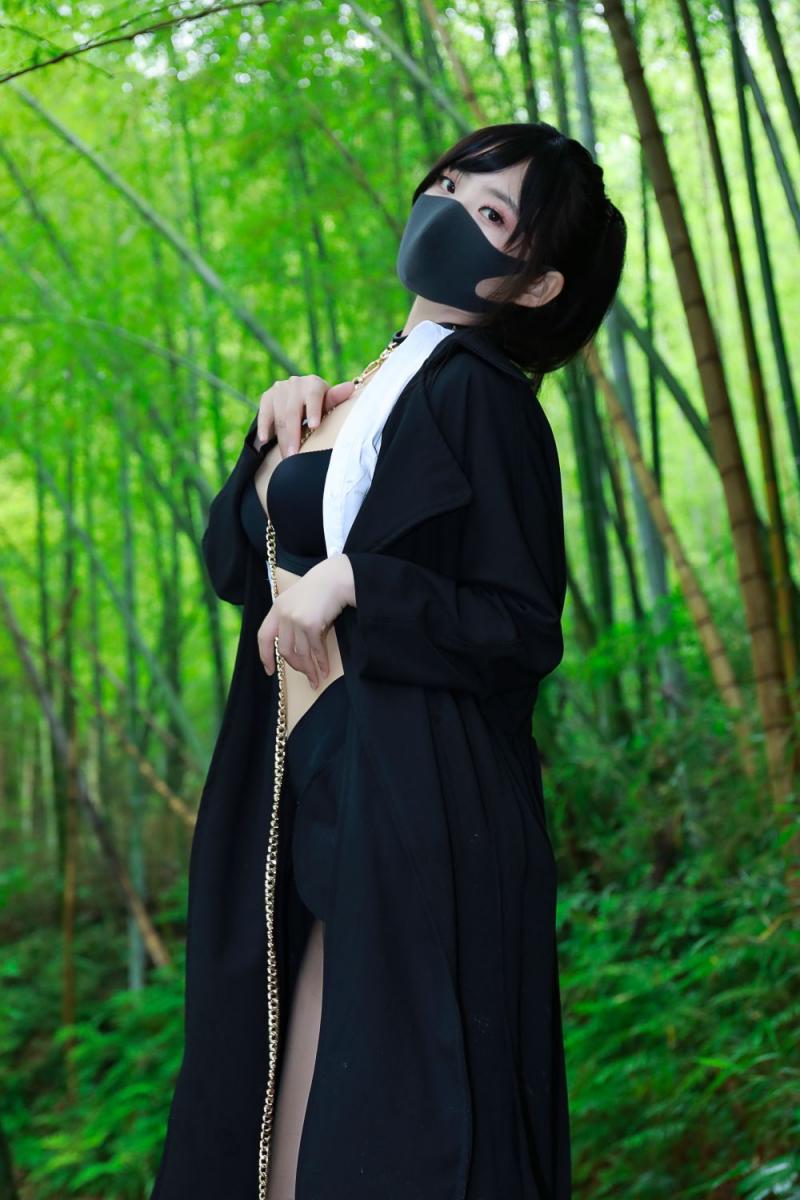 極品野外油亮絲襪妹子