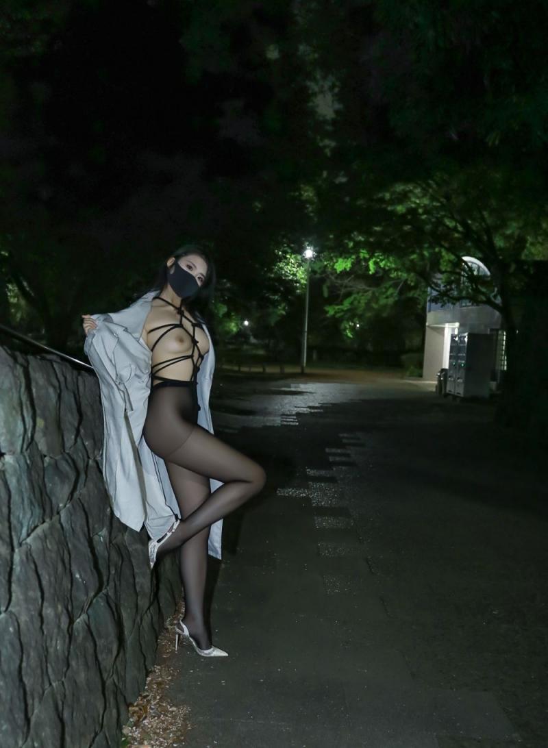 夜晚野外誘人的黑絲