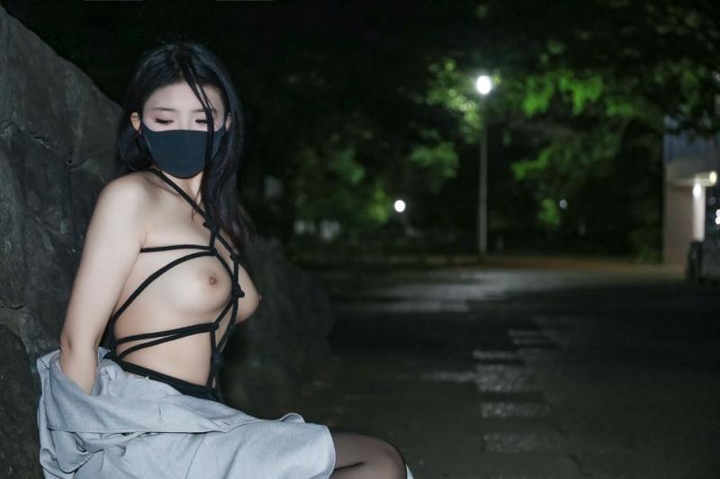 夜晚野外誘人的黑絲