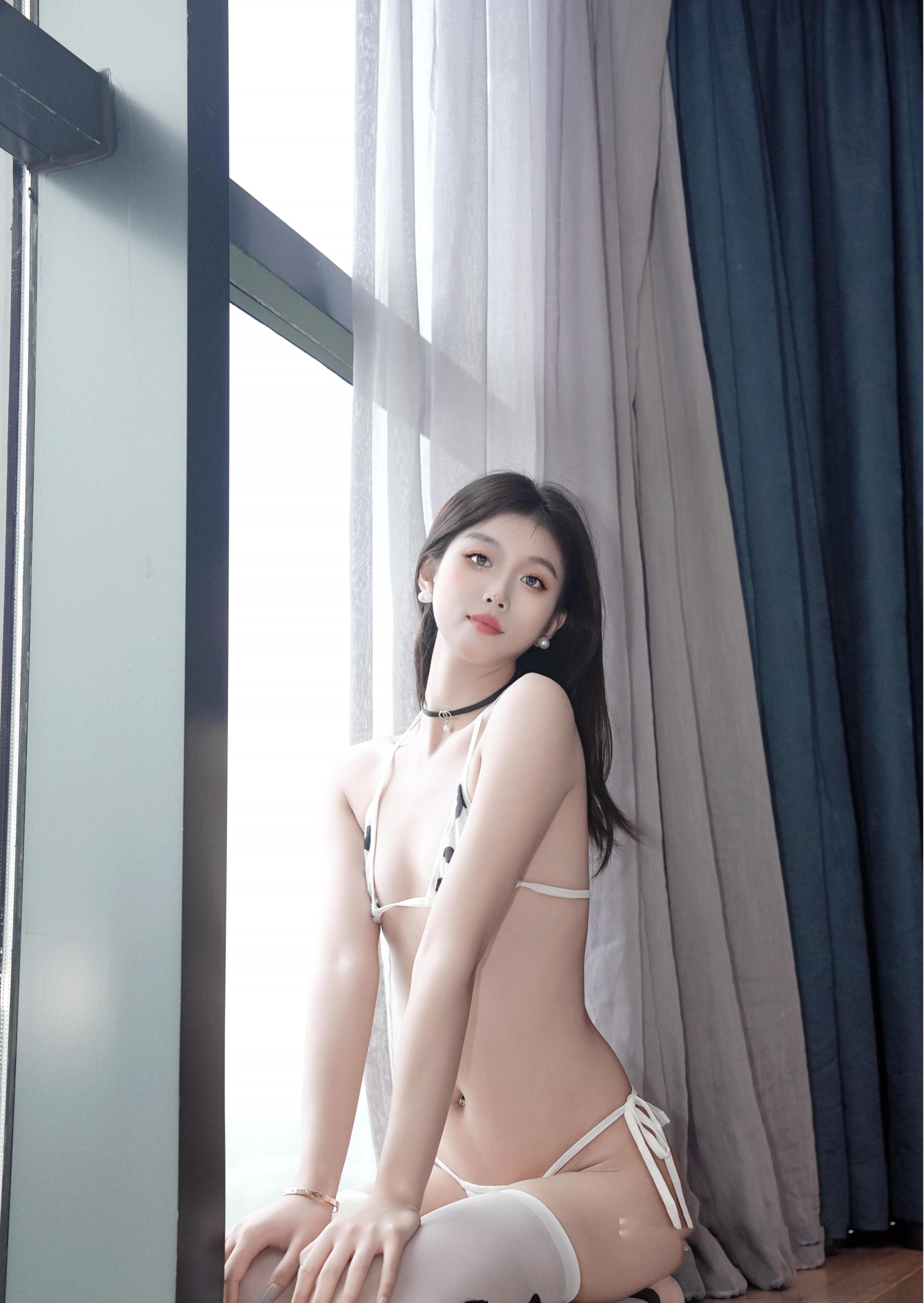 高顏值新人模特江念魚情趣奶牛裝