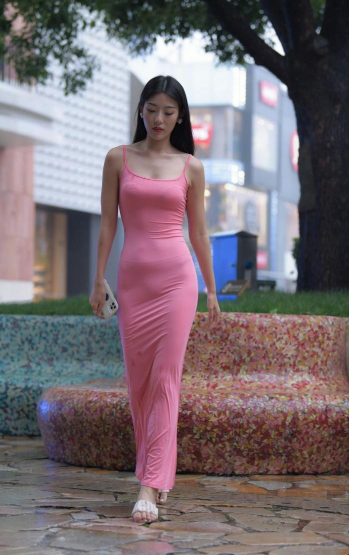 街上那些騷氣包臀長裙少婦們
